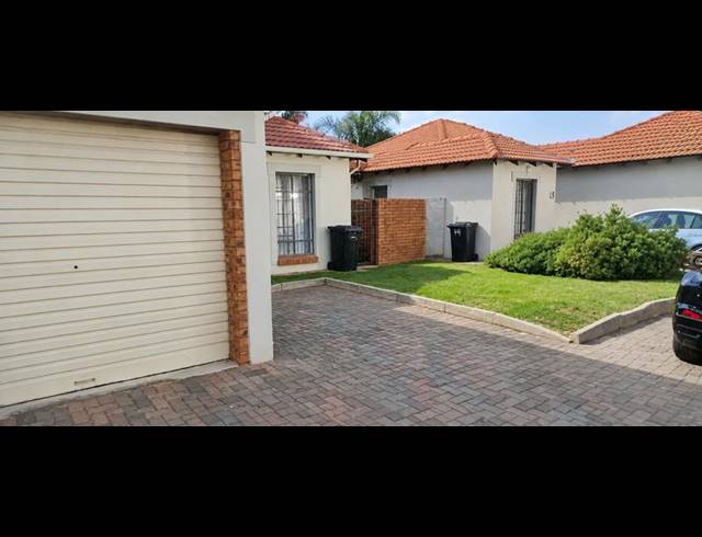 2 BEDROOM TOWNHOUSE FOR SALE IN MONAVONI